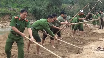 Youths of Public Security supports locals to overcome flood consequences