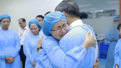 Tearful farewell to a devoted Vietnamese doctor before his retirement