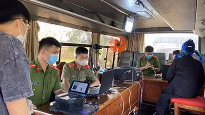 Dak Nong police combine e-ID card issuance and election information