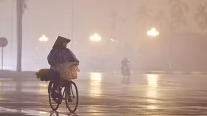 Hanoi beset by heavy fog