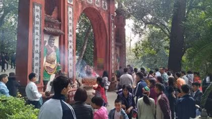 Hung Kings Temples full of worshippers on Lunar New Year