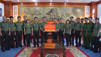Ministry of Public Security support people in Thua Thien-Hue flooded areas