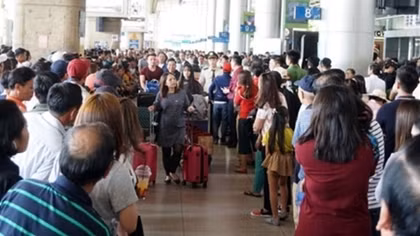Busy scenes at Tan Son Nhat airport as overseas Vietnamese return home in time for Tet