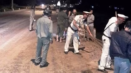 Quang Nam Traffic Police cleans waste spilled on Highway 1A
