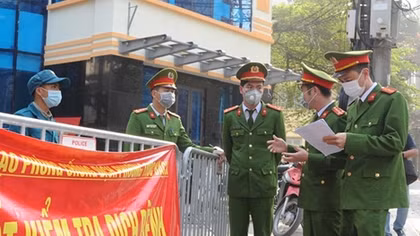 Truc Bach Police guard quarantine areas around the clock 