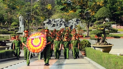 Southwest Mobile Police Regiment runs meaningful activities in Con Dao 