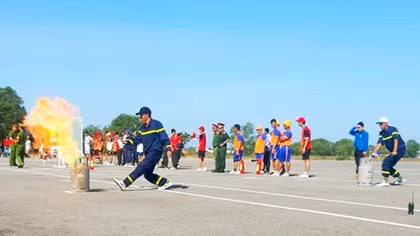 People and police of Phu Quoc join firefighting and rescue drill