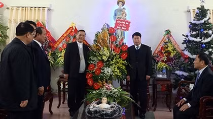 Deputy Minister Bui Van Nam extends Christmas greetings to Bui Chu Bishop’s Palace 