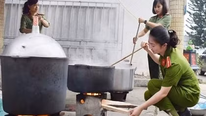 Tuyen Quang policewomen offer free porridge to poor patients