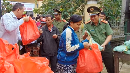 Young Quang Nam policemen offer 720 gifts to local flood-hit people