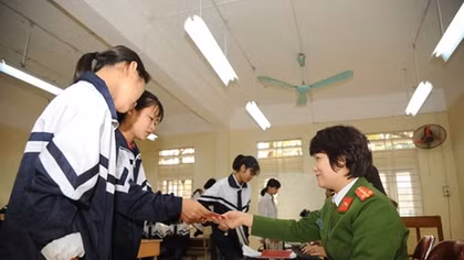 Chuong My District Police issuing ID cards to people at their places