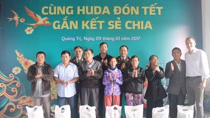 Public Security Newspaper and Carlsberg Vietnam present 3,000 Tet gifts to needy people 