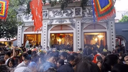 People flock to Phu Tay Ho in Lunar New Year