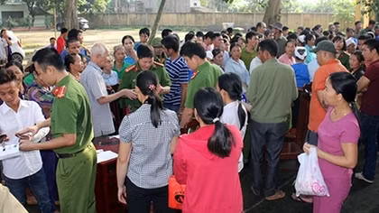 Thanh Hoa police issue ID cards to people at their places