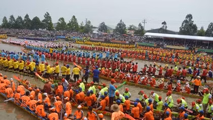 Thousands of people flock to Ngo boat race in Soc Trang
