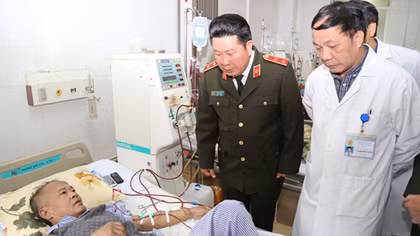Deputy Minister Bui Van Thanh congratulates public security medical doctors on their traditional day