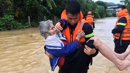 Thanh Hoa Fire Police deployed to support people in flooded areas