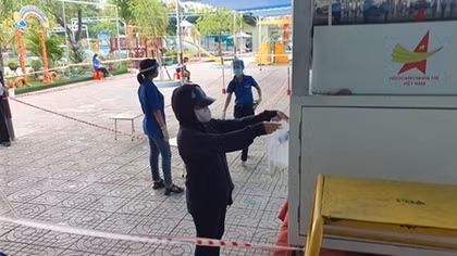 New “rice ATM” set up in HCMC to support locals amid COVID-19