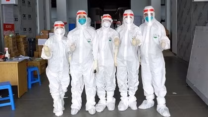 Female police officer invents thermal shockproof T-shirt to cool down doctors amid COVID-19 
