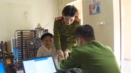 Hung Yen Police issue ID cards to people at their home 