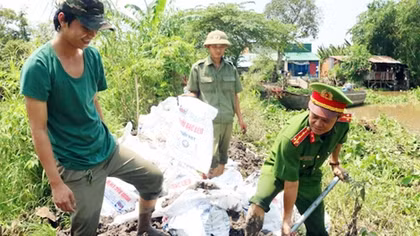 Can Tho police help locals respond to high tides 