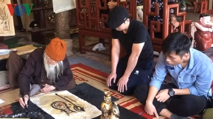 Residents head to Temple of Literature for calligraphic works