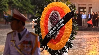 People brace rain to bid farewell to President Tran Dai Quang