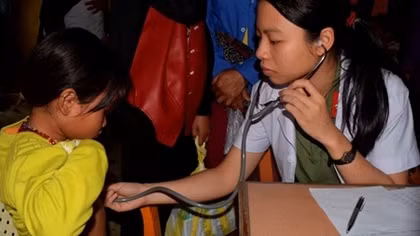 Hospital 199 offers free health checkups, medicines and gifts to needy people in Hue