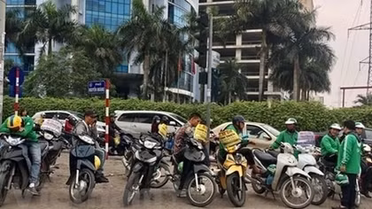 Motorbike taxis must be registered in Hanoi
