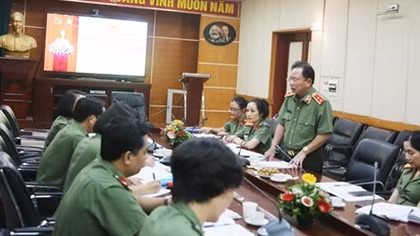 Information and Communications Department reviews gender equality, family and children work