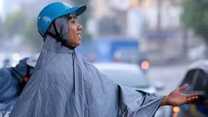 Hanoians welcome first rain after week-long heat wave