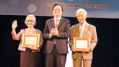 500 outstanding students receive Vallet scholarships