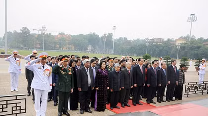 Party, State and Public Security leaders paytribute to President Ho Chi Minh