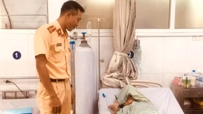 Traffic police officers save drowning woman