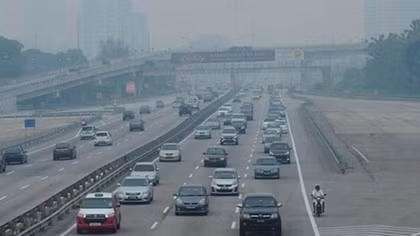 Malaysia closes hundreds of schools as haze hits unhealthy level