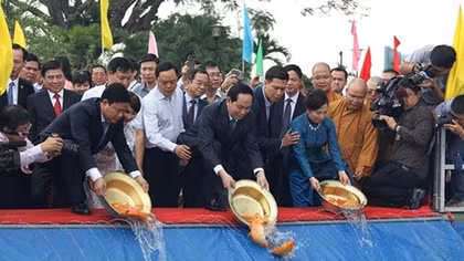 State President hosts fish-releasing ritual on atSaigon River