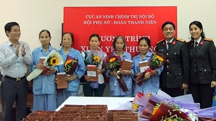 Policewomen deliver gifts of love to needy patients in K Hospital 