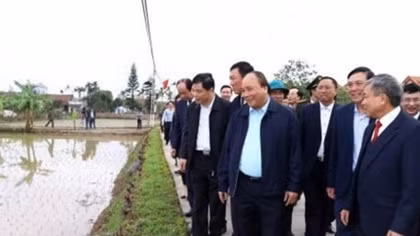 Prime Minister visits farmers in Nam Dinh