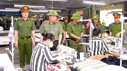 Deputy Minister Le Quoc Hung works with Phu Son 4 Prison 