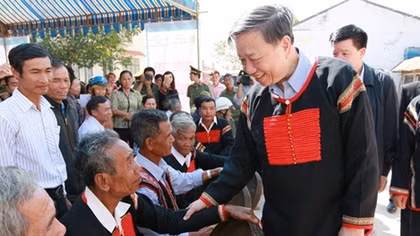 Minister of Public Security visits and presents gifts to needy people in DakLak