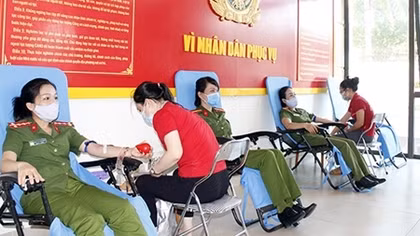 Nghe An police officers voluntarily donate blood