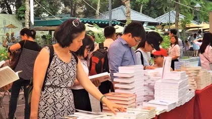 Hanoi displays more than 100 valuable books about Israel 