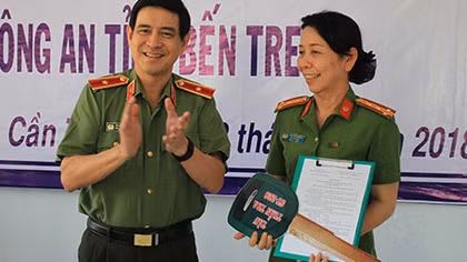 Can Tho Police hand over steel-hulled patrol boat to Ben Tre Police