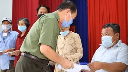 CAND Newspaper and donors present Tet gifts to needy people in Long An