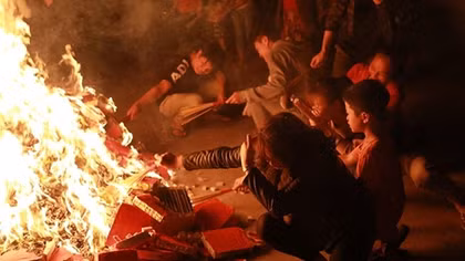 Hanoians bring fire home for luck in Lunar New Year