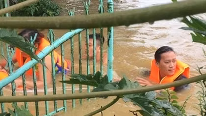 ThuaThien- Hue Police continue supporting people in heavy rain