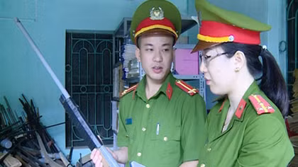 Ba Thuoc Police mobilize locals to return homemade guns