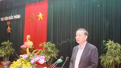 General To Lam presents a lecture on national defense and security at National Defense Academy