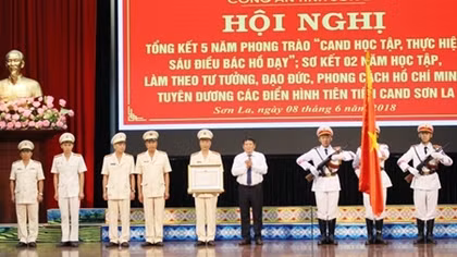 Local police honour excellent models in studying and following Uncle Ho’s Six Teachings