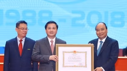 PM requests VietinBank to boost transparency, financial capacity